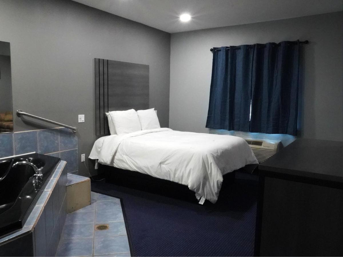 Americas Best Value Inn And Suites Bush International Airport Humble Exterior photo